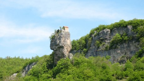 Katskhi stone column by G.N. by is used under CC BY-SA 3.0 / Cropped from original