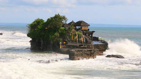 Tanah Lot, Bali by Juan Antonio Segal licensed under the terms of CC by 2.0