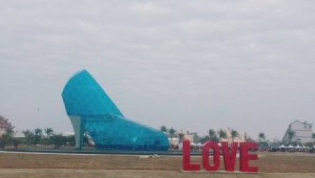 High-Heel Wedding Church in Chiayi, Taiwan by Pilzland licensed under the terms of the CC BY-SA 4.0