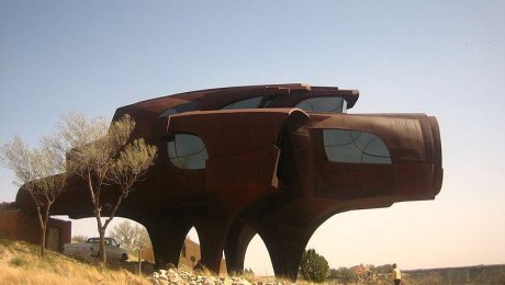 Steel Pig House by Billy Hathorn licensed under the terms of CC BY-SA 3.0