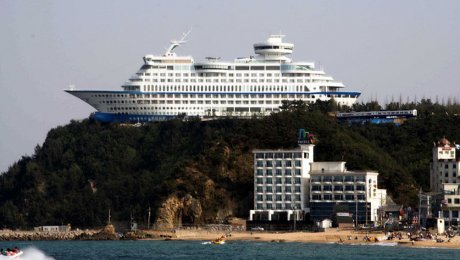 Cruise Ship Hotel by parhessiastes is licensed under CC BY-SA 2.0